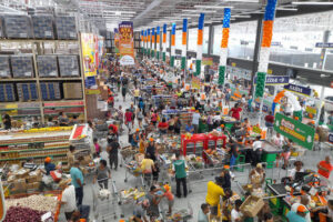 Retail Media no Brasil: Atacadão Inaugura Loja-Modelo com Telas Digitais Interativas