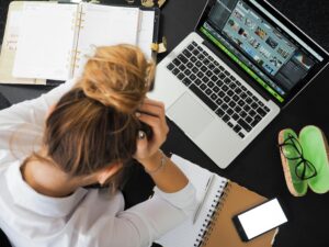 Estresse financeiro: Como as dívidas afetam sua saúde mental e física?
