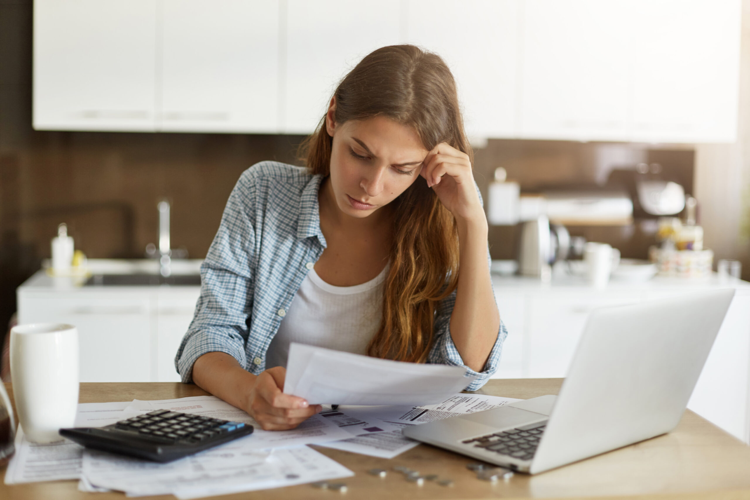 Gastou demais no início do ano? Veja como reequilibrar suas finanças e sair do vermelho