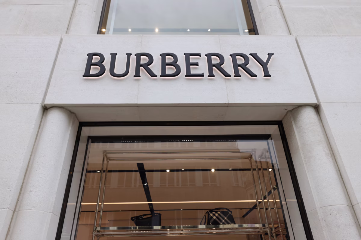 Burberry anuncia corte de 1.700 empregos e plano de economia