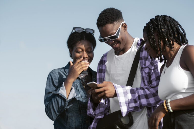 amigos de vista lateral com smartphone