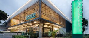 St. Marche aposta em painéis digitais e retail media para transformar a experiência de compra no varejo