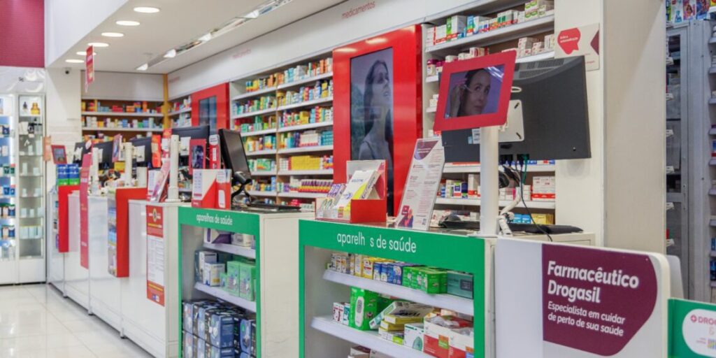 Raia e Drogasil Inovam com Telas Digitais e Áudio no PDV