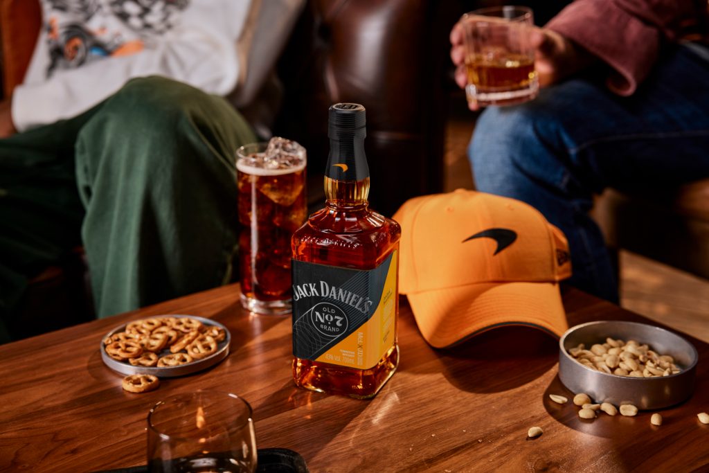 Jack Daniel’s e McLaren lançam edição especial de whiskey para celebrar a temporada 2025 da Fórmula 1