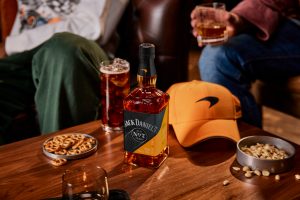 Jack Daniel’s e McLaren lançam edição especial de whiskey para celebrar a temporada 2025 da Fórmula 1