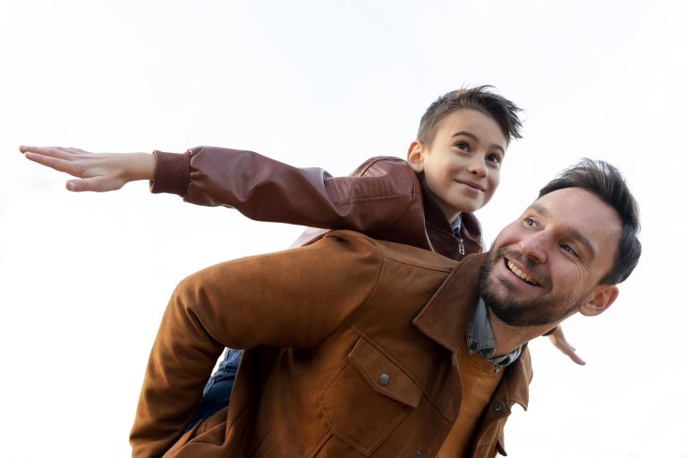 pai e filho passando um tempo juntos
