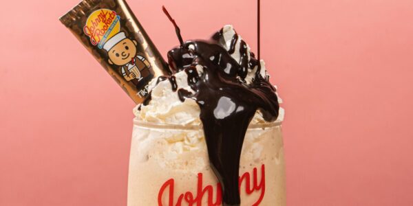 Johnny Rockets lança balm de milkshake em parceria com a TikBalm