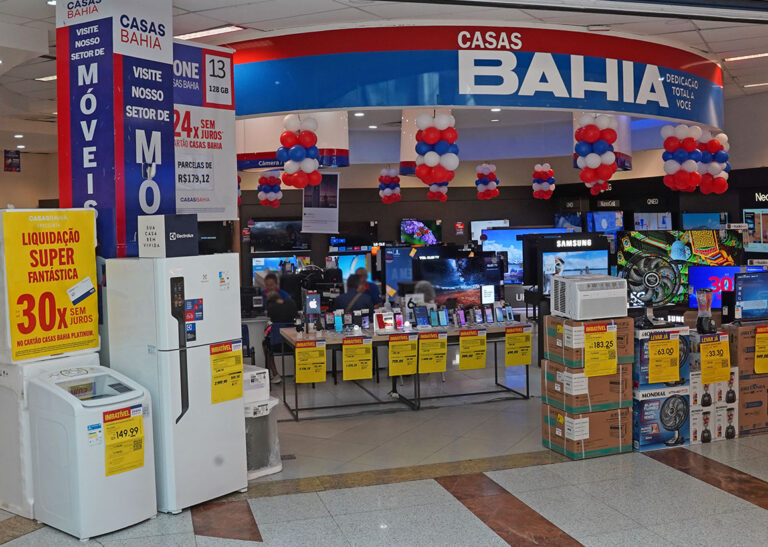 Casas Bahia cai no vermelho, mas opera com garra e estratégia
