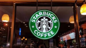 Por que a Starbucks está fechando centenas de lojas?