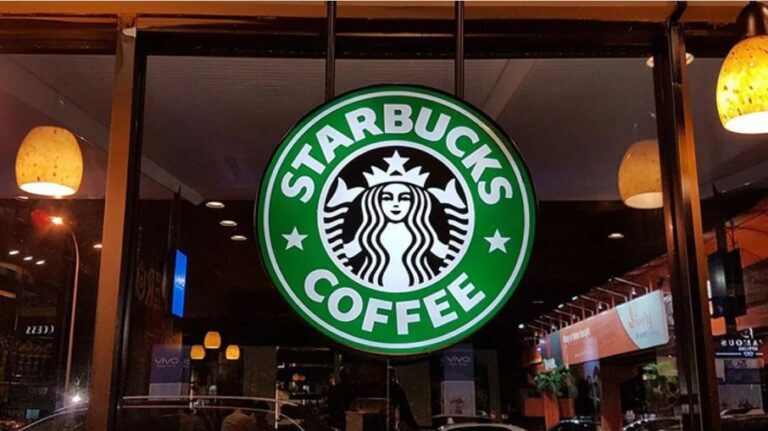 Por que a Starbucks está fechando centenas de lojas?