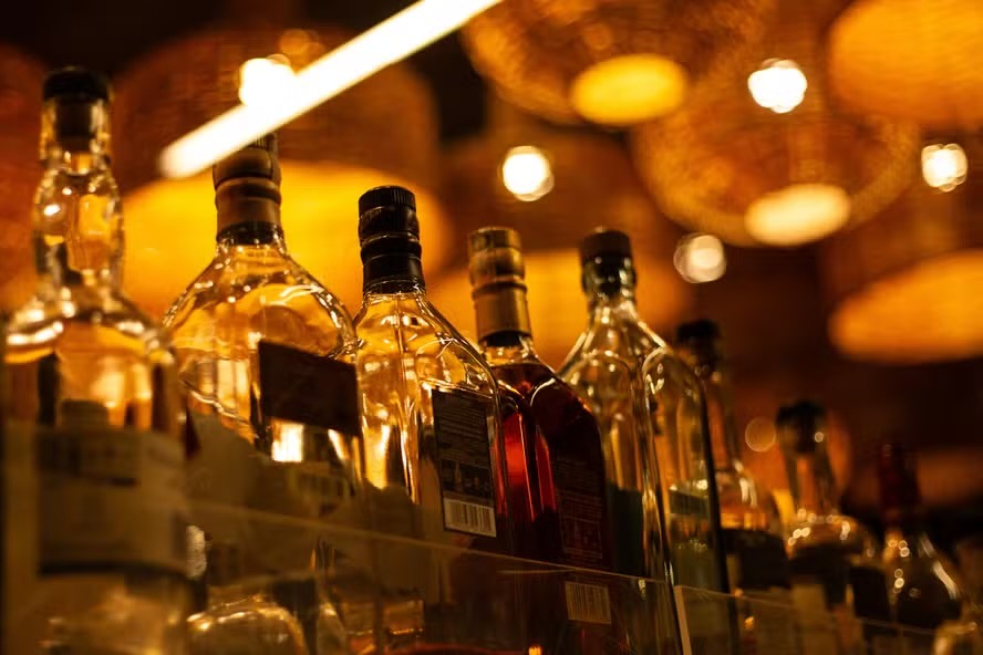 Queda nas vendas de bebidas destiladas: contaminação por metanol provoca retração no consumo e alerta o varejo