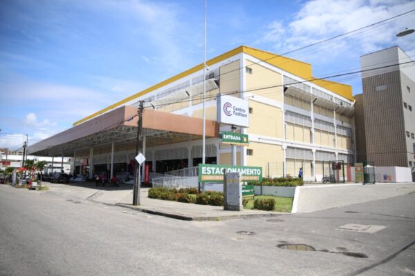 Centro Fashion Fortaleza terá horário especial de funcionamento para dezembro Ação estratégica para atender ao aumento no fluxo de consumidores durante as festas de fim de ano O Centro Fashion Fortaleza, um dos maiores polos de moda popular do Brasil, funcionará com horário especial durante todo o mês de dezembro para atender ao intenso movimento característico do período natalino. A programação ampliada busca oferecer mais comodidade a consumidores, lojistas e sacoleiros que visitam o equipamento em busca de preços competitivos, variedade e a tradicional atmosfera de compras das festas de fim de ano. Entre os dias 2 e 23 de dezembro, o Centro Fashion funcionará todos os dias, das 9h às 19h, garantindo uma rotina estendida e contínua voltada ao aquecimento das vendas. Aos domingos do mês (07, 14, 21 e 28), o empreendimento abrirá das 9h às 16h, proporcionando mais oportunidades de compras ao público local e aos visitantes de outras cidades e estados. Na véspera de Natal, 24/12, o funcionamento será das 9h às 18h, enquanto no dia 25/12 (Natal) o empreendimento estará fechado. Após as comemorações, o Centro Fashion retoma sua operação normal entre os dias 26 e 30/12, das 9h às 19h, exceto domingo 28/12 (domingo), que será das 9h às 16h. Para a véspera de Ano Novo, 31/12, o espaço funcionará das 9h às 18h, permanecendo fechado em 1º de janeiro. A expectativa para o período é de um crescimento de 20% no fluxo de visitantes, comparado com o ano anterior, impulsionado pela diversidade de produtos, pelo preço competitivo das mais de 4 mil lojas do empreendimento e pelo apelo das compras de fim de ano. O Centro Fashion reforça ainda a importância de que lojistas mantenham seus espaços organizados e bem decorados, contribuindo para a experiência dos consumidores. Com operação estendida, ambiente seguro e infraestrutura preparada, o Centro Fashion consolida mais uma vez seu papel como destino essencial de compras no Ceará durante o mês mais movimentado para o setor. SERVIÇO: Centro Fashion Fortaleza Av. Filomeno Gomes, 430 – Jacarecanga, Fortaleza (CE) Horário especial de dezembro (2 a 23/12): funcionamento diário, das 9h às 19h Domingos de dezembro: 9h às 16h 24/12 e 31/12: 9h às 18h, exceto domingo 28/12 (domingo), que será das 9h às 16h 25/12 e 01/01: fechado Mais de 4 mil lojas de moda, acessórios e variedades