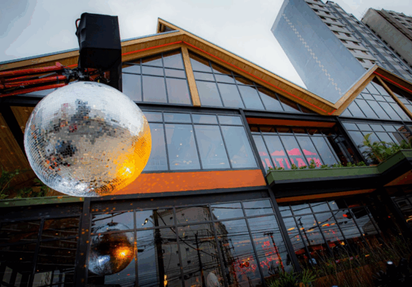 Outback inaugura megarestaurante de rua em São Paulo e promete agitar a cena gastronômica