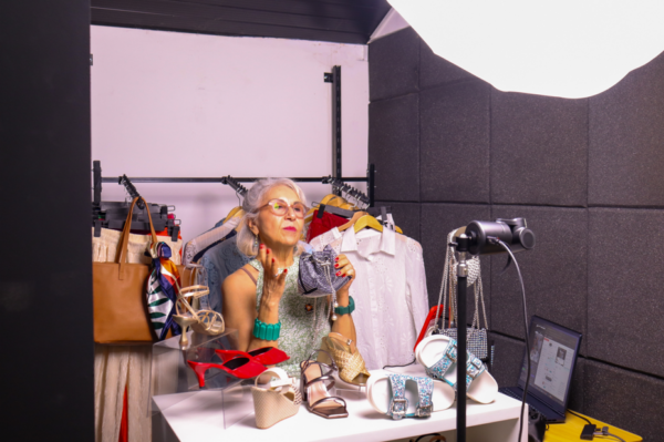 StarLive bate R$11 milhões em vendas de social commerce em Novembro A StarLive, empresa nativa de Live Shop Commerce dos sócios Evelyn B. Marques e Marcio Osako, alcançou em novembro a marca de 11 milhões de reais em vendas por meio do ecossistema de economia criativa da StarLive em variados canais de Social Commerce. Com essa marca, o ano fechará com mais de R$100 milhões em vendas para seus parceiros. À frente da operação está Evelyn B. Marques, sócia-fundadora da StarLive e uma das figuras mais influentes do social commerce no Brasil. Com mais de oito anos dedicados ao universo das vendas ao vivo, Evelyn ganhou projeção nacional após ultrapassar R$25 milhões em vendas no Kwai em 2024, número destacado pela imprensa como um fenômeno do setor. Sua trajetória começou na China em 2018, de forma orgânica, como afiliada, testando formatos, entendendo o comportamento do consumidor e construindo suas próprias metodologias de apresentação ao vivo. Hoje, Evelyn lidera a capacitação de Marcas e Live sellers, e é uma das principais responsáveis por transformar a StarLive em uma empresa nativa do live shop commerce. “Não estamos aprendendo sobre live commerce, já nascemos dentro desse ecossistema, diretamente na China, há oito anos”, diz Evelyn. Primeira Live Shop do Brasil A empresa acaba de inaugurar a Primeira Galeira de Estudios com acesso público de Live Shop do Brasil, um espaço inspirado no bilionário mercado de Live Shop Commerce chinês, capaz de gerar conteúdo ao vivo e operação profissional para plataformas de E-Commerce e social commerce com capacidade de 140h de lives por dia. A loja chamada StarLive(Shop) - Street Studio já está em funcionamento desde o dia 25 de novembro. Infraestrutura inspirada na China e adaptada ao consumidor brasileiro O espaço reúne 10 estúdios profissionais, desenhados para transmissões de alta eficiência . São cenários padrão de live shop commerce, Live sellers (Vendedores/Apresentadores) iluminação, câmeras e suporte técnico prontos para viabilizar as 140 horas de lives por dia, um modelo semelhante aos prédios inteiros dedicados a lives na China, onde o formato já movimenta bilhões de dólares. A StarLive atende marcas parceiras como NIVEA, WAP, INSIDER, AVON, Relaxmedic, Maxfem, Payot, entre muitos outros, mas também está aberta para creators e vendedores independentes, que podem alugar os estúdios por hora. Além disso, o espaço espera operar como loja física, com produtos sendo vendidos diretamente para quem circula pela regiao da Vila Madalena, reforçando a integração entre o varejo tradicional e o Varejo ao vivo. Construindo assim o Primeiro espaço 100% Fisico/Digital (Phygital) não só do Brasil, mas de toda América Latina. Da capacitação à operação profissional: a StarLive como ecossistema completo A StarLive começou treinando e acompanhando afiliados que buscavam uma nova fonte de renda através das lives. Já são mais de 1.000 capacitados ativos produzindo conteúdo, realizando transmissões e criando vídeos de vendas (Shoppable Videos) em plataformas como TikTok Shop, Shopee, Mercado Livre, Kwai, e em redes sociais tradicionais como YouTube,Instagram e Facebook. A expertise acumulada abriu caminho para que a empresa se tornasse uma das operações mais estruturadas do Brasil na produção de lives para marcas, unindo storytelling, técnica, performance e acompanhamento em tempo real dos resultados. Com 11 milhões de vendas em novembro, os números evidenciam como o consumidor brasileiro já incorporou o social commerce e a compra ao vivo ao seu comportamento e reforçam a maturidade crescente desse mercado, que ainda é considerado um oceano azul para marcas e pequenos, médios e grandes lojistas . Um espaço que democratiza o live commerce O Street Studio da StarLive nasce como ponto de encontro entre marcas, creators, afiliados e consumidores. Sua proposta integra: marcas realizando lives de vendas em estúdios profissionais; Live sellers independentes que podem transmitir por hora; pessoas na rua que podem comprar produtos diretamente no local; afiliados sendo continuamente capacitados e acompanhados. O resultado é a fusão de conteúdo, varejo e comunidade em tempo real, exatamente como acontece nos mercados mais avançados do mundo. “A StarLive é a única empresa brasileira capaz de oferecer todas as verticais de negócios necessárias para marcas e lojistas do varejo e do atacado entrarem de vez no social commerce e alavancarem suas vendas, seja montando canais, treinando ou atuando em parceria dentro do nosso próprio ecossistema com nossos Live sellers, Criadores e afiliados”, explica Evelyn.