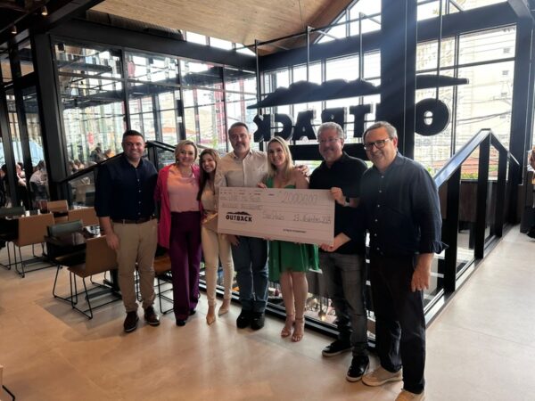 Outback inaugura flagship na Rua Heitor Penteado com ação solidária em parceria com a Reciclázaro