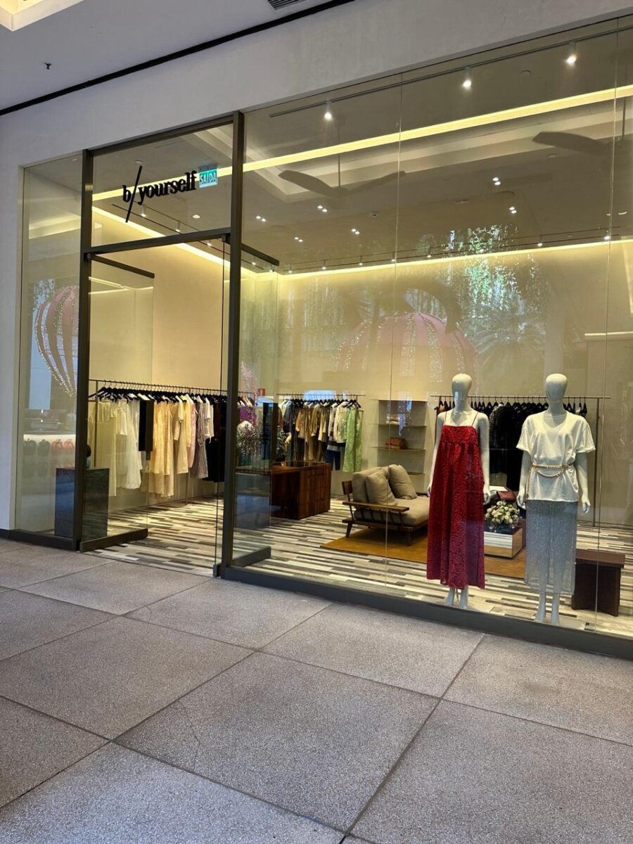 b/yourself inaugura loja conceito no Shopping Cidade Jardim 1 b/yourself Shopping Cidade Jardim, Loja conceito b/yourself, Moda autoral em São Paulo, Arquitetura brutalista na moda, Coleção b/yourself 2026, Moda atemporal feminina, Estudio Casa arquitetura, Sofá Kiko Salomão KS+T, Moda descomplicada e elegante, Viagens internacionais moda versátil