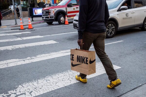 Nike enfrenta queda nas vendas e pressiona plano de recuperação global