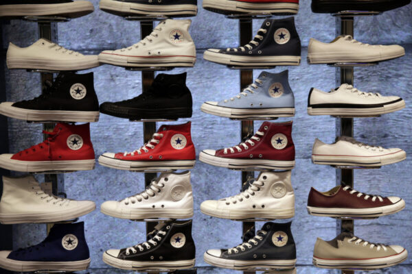 Authentic Brands Group avalia compra da Converse e movimenta o mercado global de sneakers
